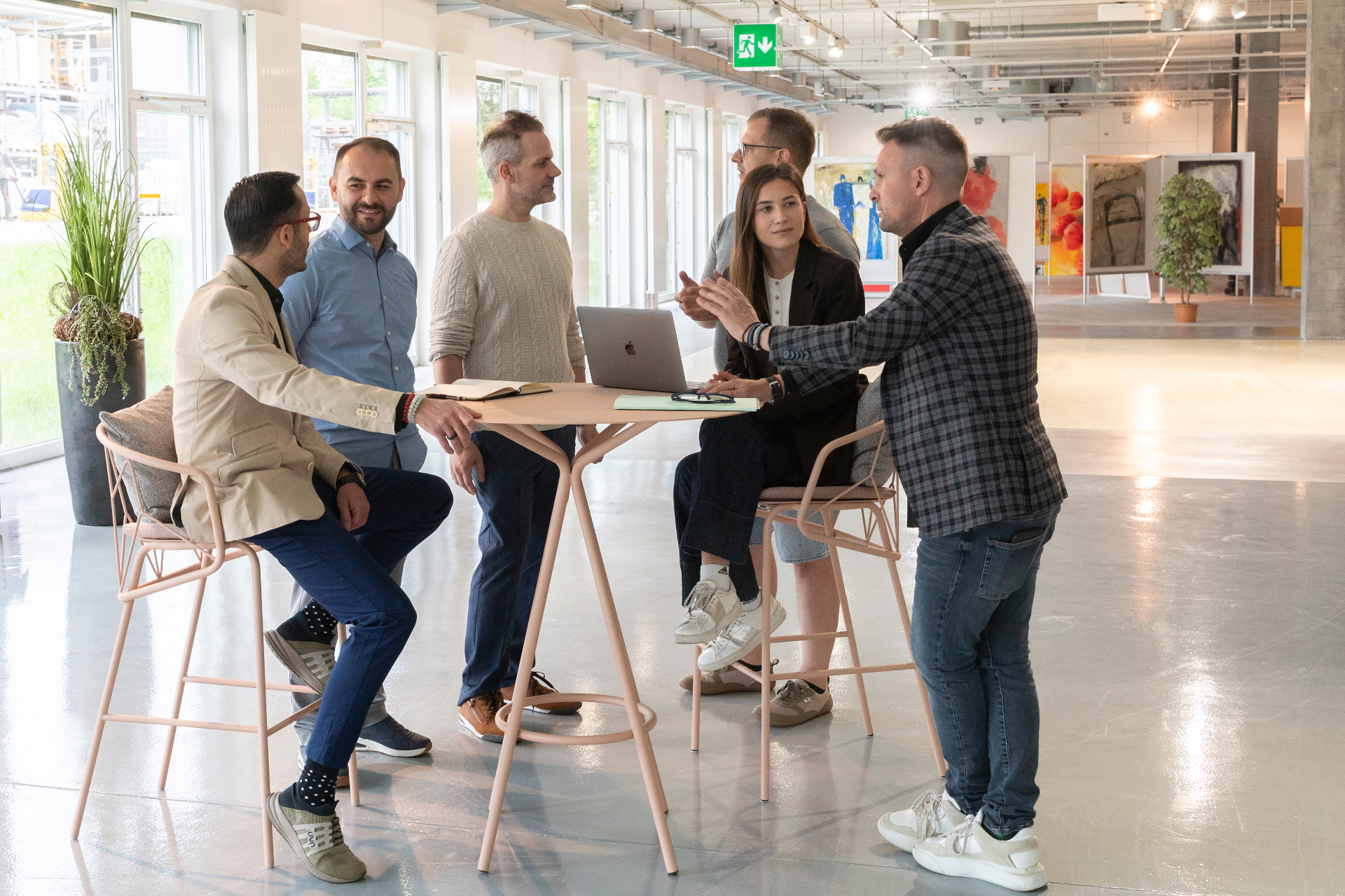 Team der Werkstatt für Macher in der Vorbesprechung in der Bauarena